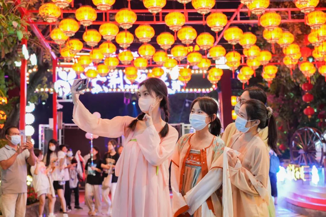 在紫荊西堤游玩打卡的市民游客。肇慶市融媒體中心記者 曹笑 攝 曹笑 攝 曹笑 攝 曹笑 攝 曹笑 攝 曹笑 攝 曹笑 攝 曹笑 攝 曹笑 攝 曹笑攝