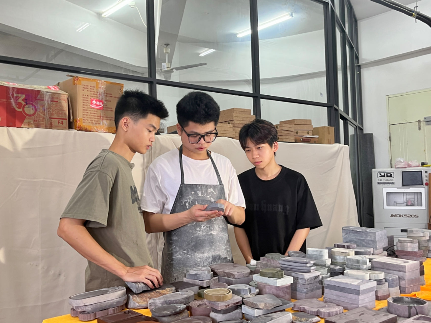 柯颖（中）在工作室。肇庆市融媒体中心记者 万涛 摄 万涛 摄 万涛 摄 万涛 摄 万涛 摄 万涛 摄 万涛 摄 万涛 摄 万涛 摄 万涛 摄 万涛 摄 万涛 摄 万涛 摄 万涛 摄 万涛 摄 万涛 摄 万涛 摄 万涛 摄 万涛 摄 万涛 摄 万涛 摄 万涛 摄 万涛 摄 万涛 摄 万涛 摄 万涛 摄