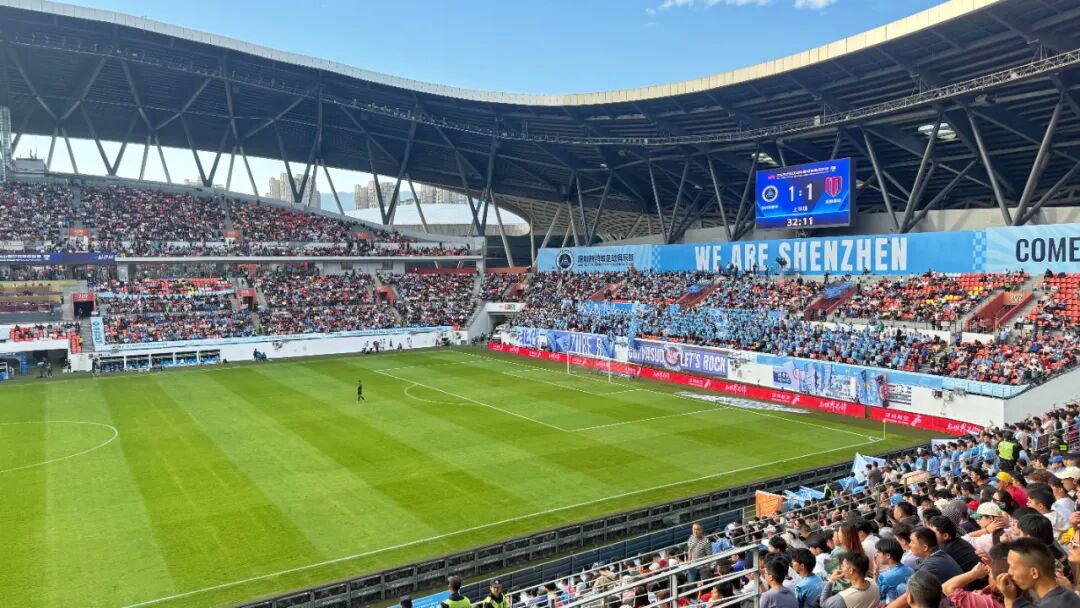 △资料图 中超收官战在肇庆举行，吸引约1.4万来自全国各地的球迷远道而来。