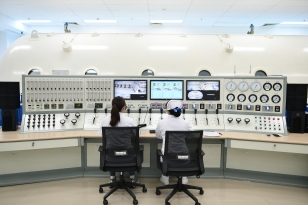 醫(yī)護(hù)人員正在檢測(cè)高壓氧艙內(nèi)情況。通訊員 鐘綺樂 攝