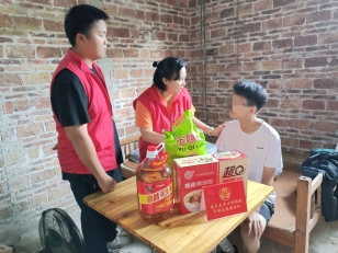 陈绮霞与爱心志愿者到受助青少年家中探望。受访者供图 陈绮霞与爱心志愿者到受助青少年家中探望。受访者供图